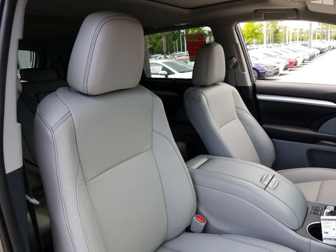 Used 2019 Toyota Highlander XLE FWD image 44