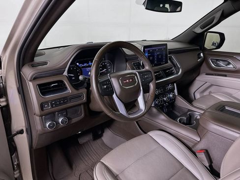 Used 2021 GMC Yukon XL SLT w/ SLT Premium Package image 10