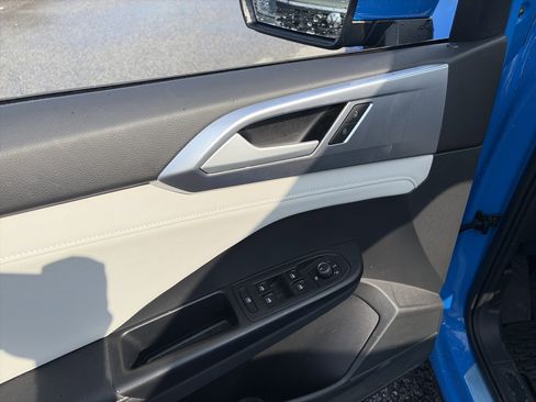 New 2025 Volkswagen Taos SE image 9