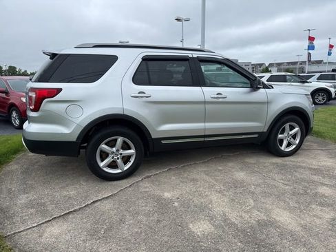 Used 2017 Ford Explorer XLT w/ Equipment Group 202A AWD/4WD image 4