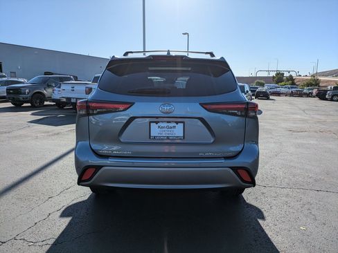 Used 2022 Toyota Highlander Platinum AWD/4WD image 4