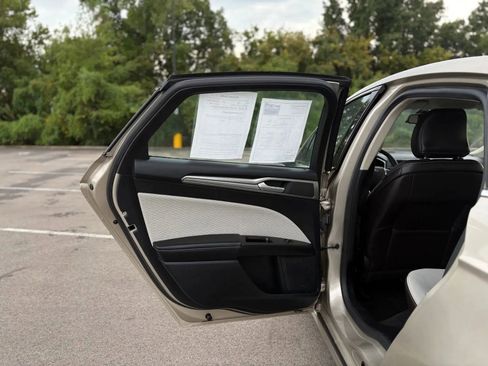 Used 2019 Ford Fusion SE w/ Equipment Group 151A image 12