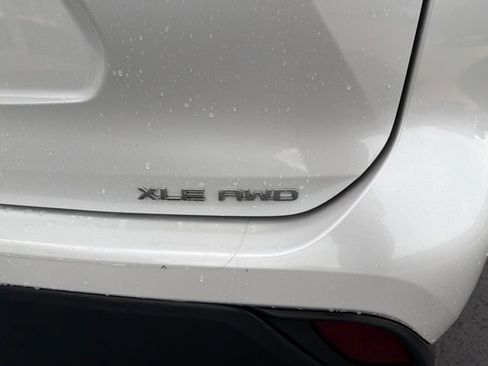 Used 2022 Toyota Highlander XLE AWD/4WD image 9