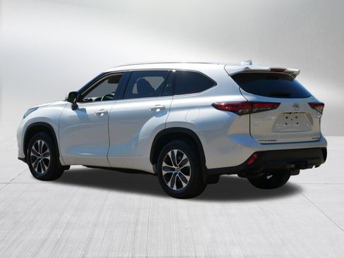 Used 2022 Toyota Highlander XLE AWD/4WD image 5
