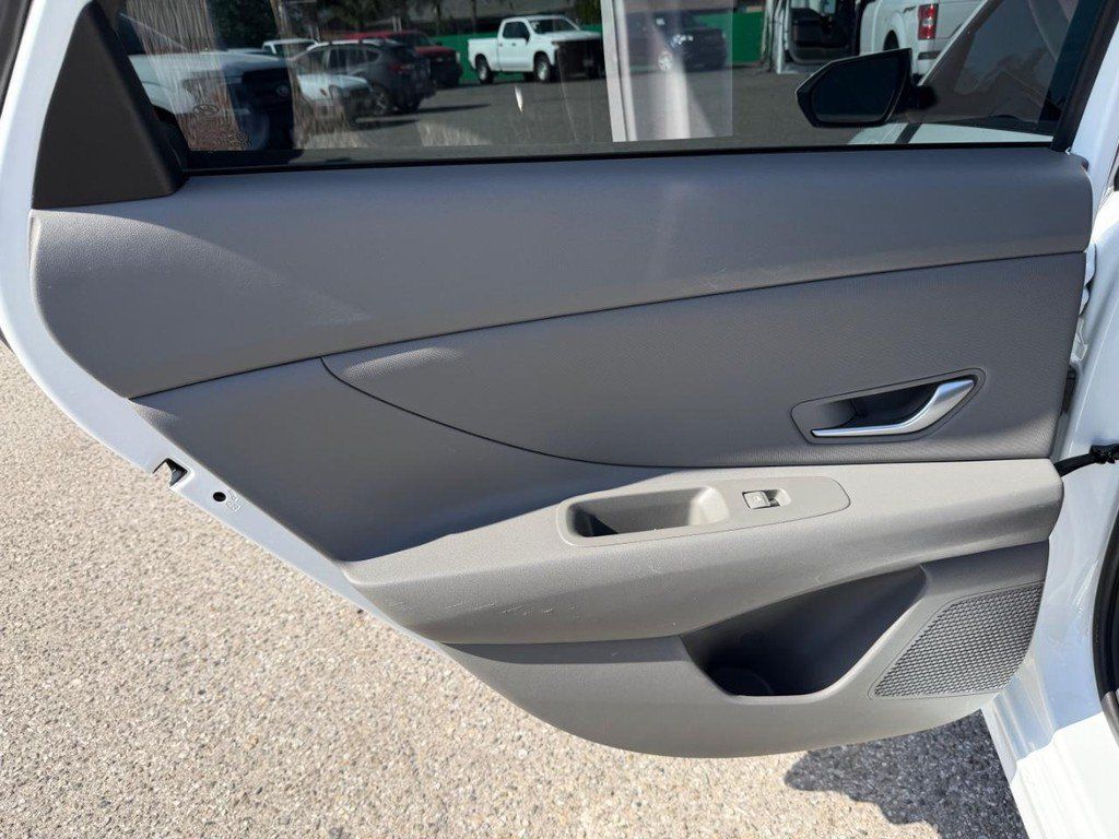 Used 2022 Hyundai Elantra SEL w/ Convenience Package FWD image 39