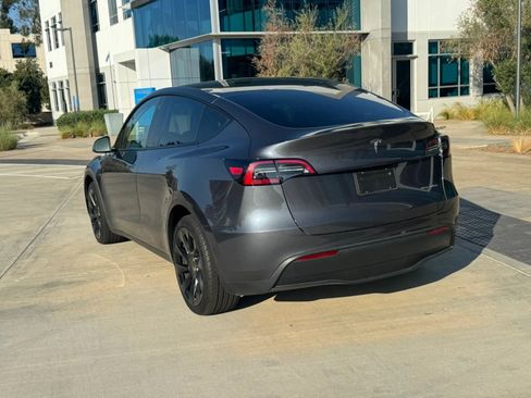 Used 2024 Tesla Model Y 2WD image 3