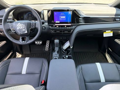 New 2026 Toyota Camry Hybrid FWD image 31