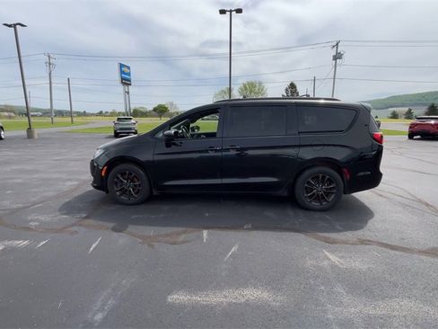 Used 2020 Chrysler Pacifica Touring-L image 5