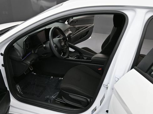 Certified 2025 Hyundai Elantra SEL FWD image 12
