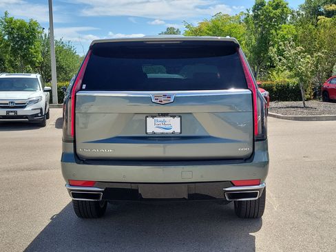 Used 2023 Cadillac Escalade Premium Luxury image 4