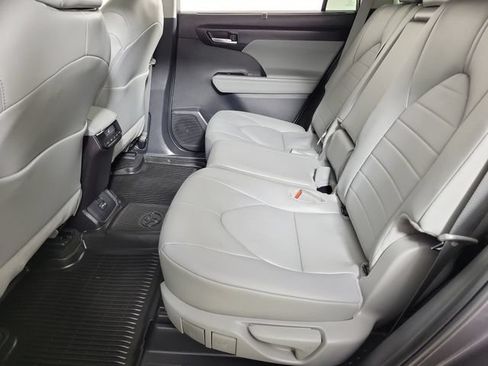 Used 2025 Toyota Highlander XLE FWD image 12