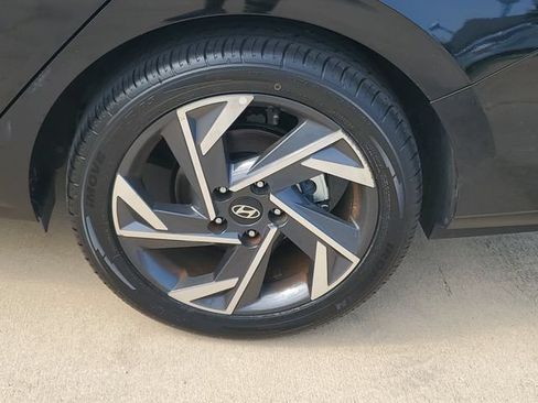 Used 2025 Hyundai Elantra SEL FWD image 12