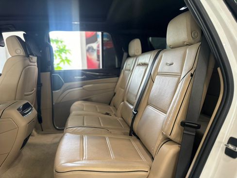 Used 2024 Cadillac Escalade Premium Luxury AWD/4WD image 19