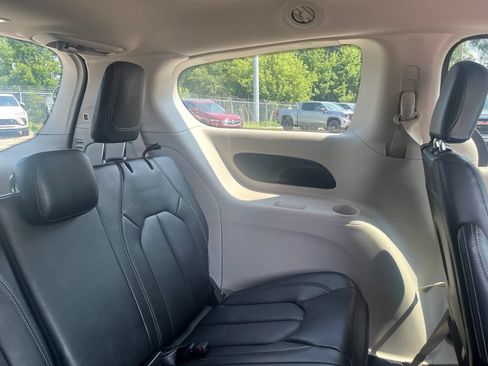 Used 2024 Chrysler Pacifica Touring-L FWD image 33