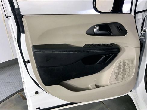 Used 2024 Chrysler Pacifica Touring-L FWD image 24