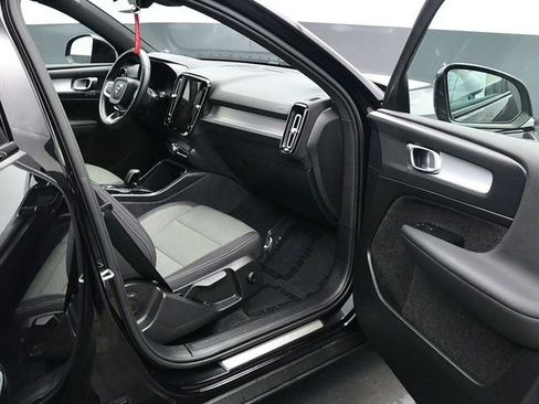 Used 2024 Volvo XC40 B5 Core image 9