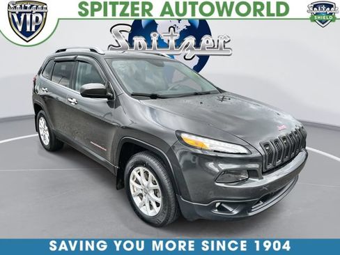 Used 2017 Jeep Cherokee Latitude w/ Cold Weather Group AWD/4WD image 1