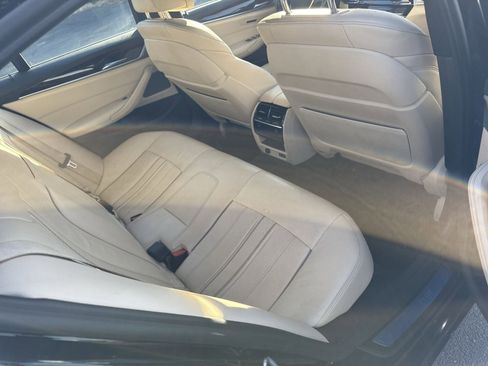 Used 2020 BMW 530e xDrive w/ Premium Package image 32