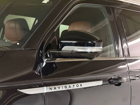 Used 2025 Lincoln Navigator Reserve AWD/4WD image 5