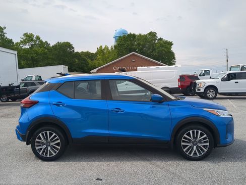 Used 2024 Nissan Kicks SV FWD image 2
