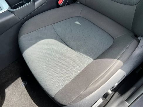 Used 2025 Toyota RAV4 XLE AWD/4WD image 9