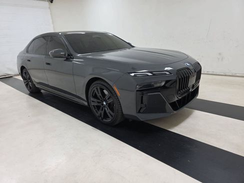 Used 2024 BMW i7 xDrive60 AWD/4WD image 3