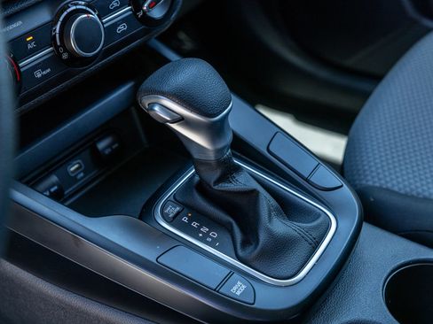 Used 2025 Kia Soul LX w/ LX Technology Package FWD image 22