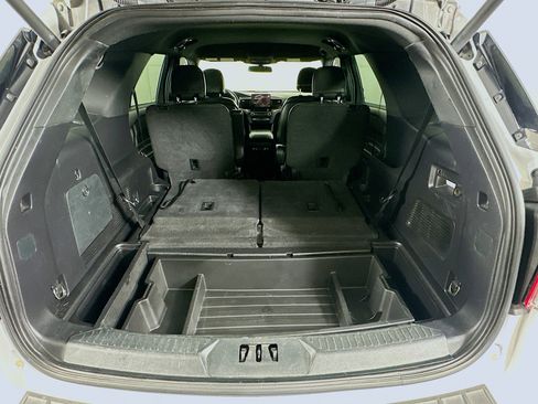 Used 2020 Ford Explorer XLT image 30