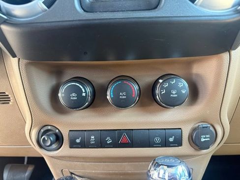 Used 2016 Jeep Wrangler Unlimited Sahara w/ Connectivity Group AWD/4WD image 14