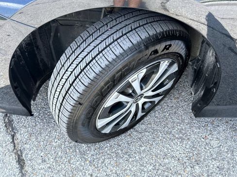 Used 2019 Toyota Prius LE AWD/4WD image 23