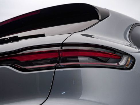 Certified 2025 Porsche Macan w/ Premium Package Plus AWD/4WD image 12