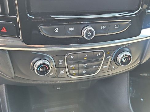 Used 2023 Chevrolet Traverse LT FWD image 17