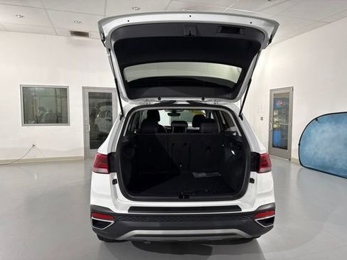Used 2024 Volkswagen Taos SE w/ Panoramic Sunroof Package AWD/4WD image 9