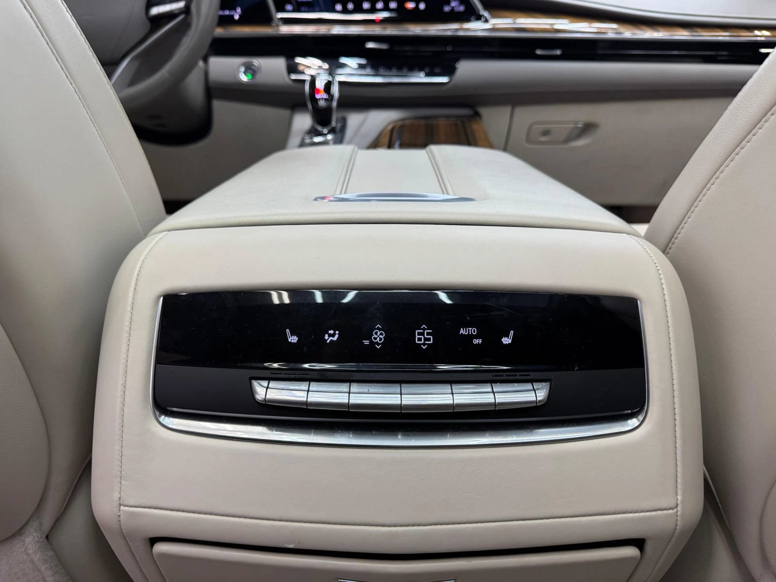 Used 2023 Cadillac Escalade ESV Sport Platinum w/ Heavy-Duty Trailer Package AWD/4WD image 23