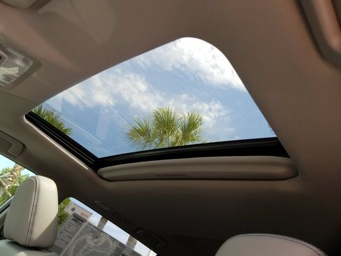 Used 2019 Toyota Highlander XLE FWD image 18