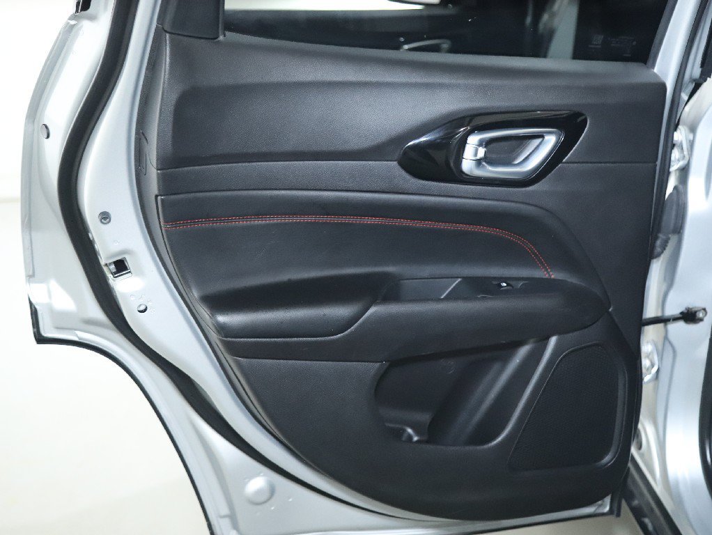Used 2025 Jeep Compass Trailhawk AWD/4WD image 13