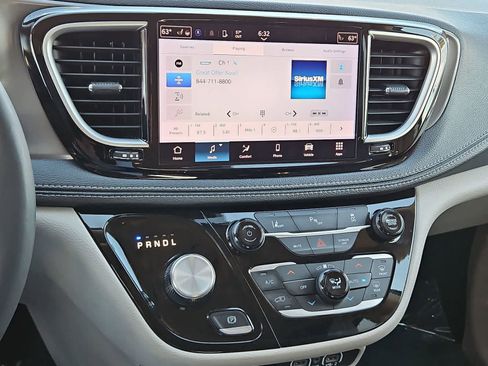 Used 2023 Chrysler Pacifica Touring-L image 30