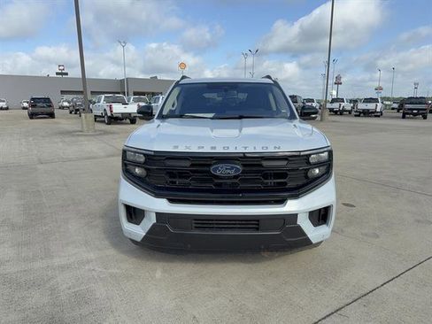 Used 2025 Ford Expedition Active AWD/4WD image 3