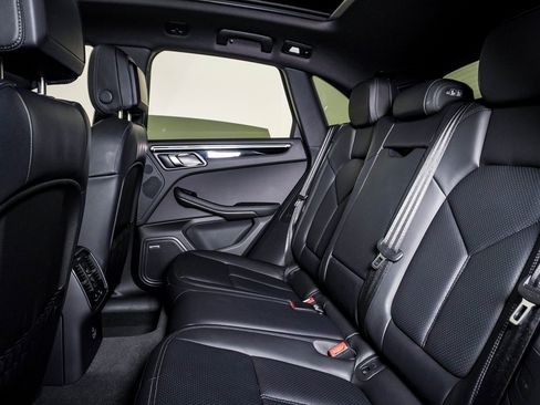 Certified 2025 Porsche Macan image 17