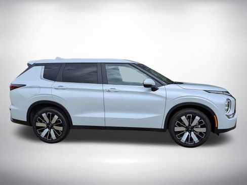New 2026 Mitsubishi Outlander SE image 3