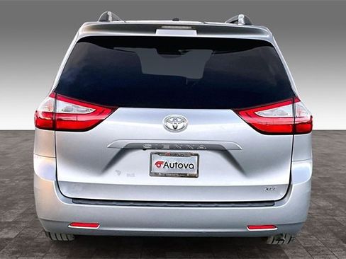 Used 2017 Toyota Sienna XLE image 5