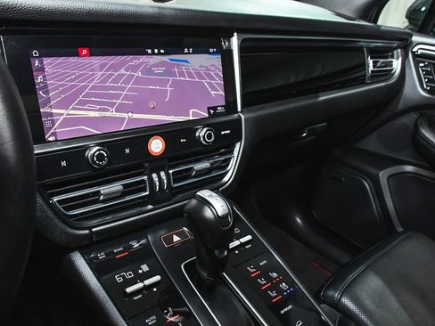 Used 2024 Porsche Macan image 40