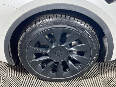 Used 2021 Tesla Model Y Long Range image 27