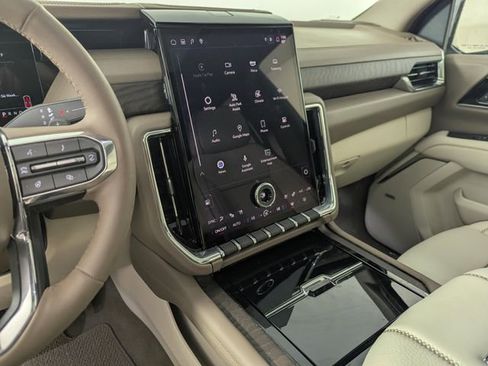 Used 2025 GMC Yukon Denali w/ Sun & Power Step Package image 14