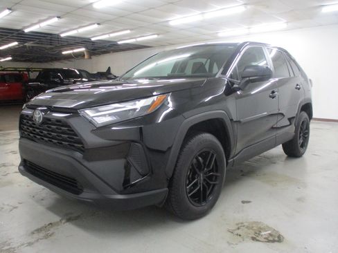 Used 2023 Toyota RAV4 LE AWD/4WD image 4