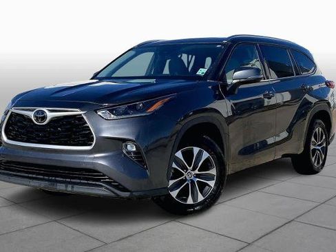 Used 2021 Toyota Highlander XLE image 1