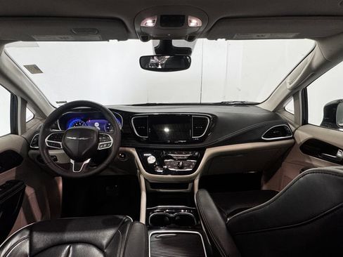 Used 2024 Chrysler Pacifica Limited FWD image 2