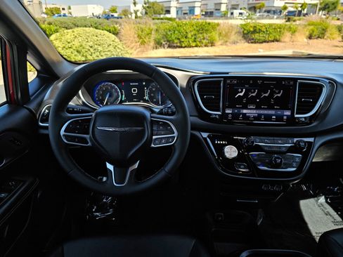 Used 2025 Chrysler Pacifica Select FWD image 24