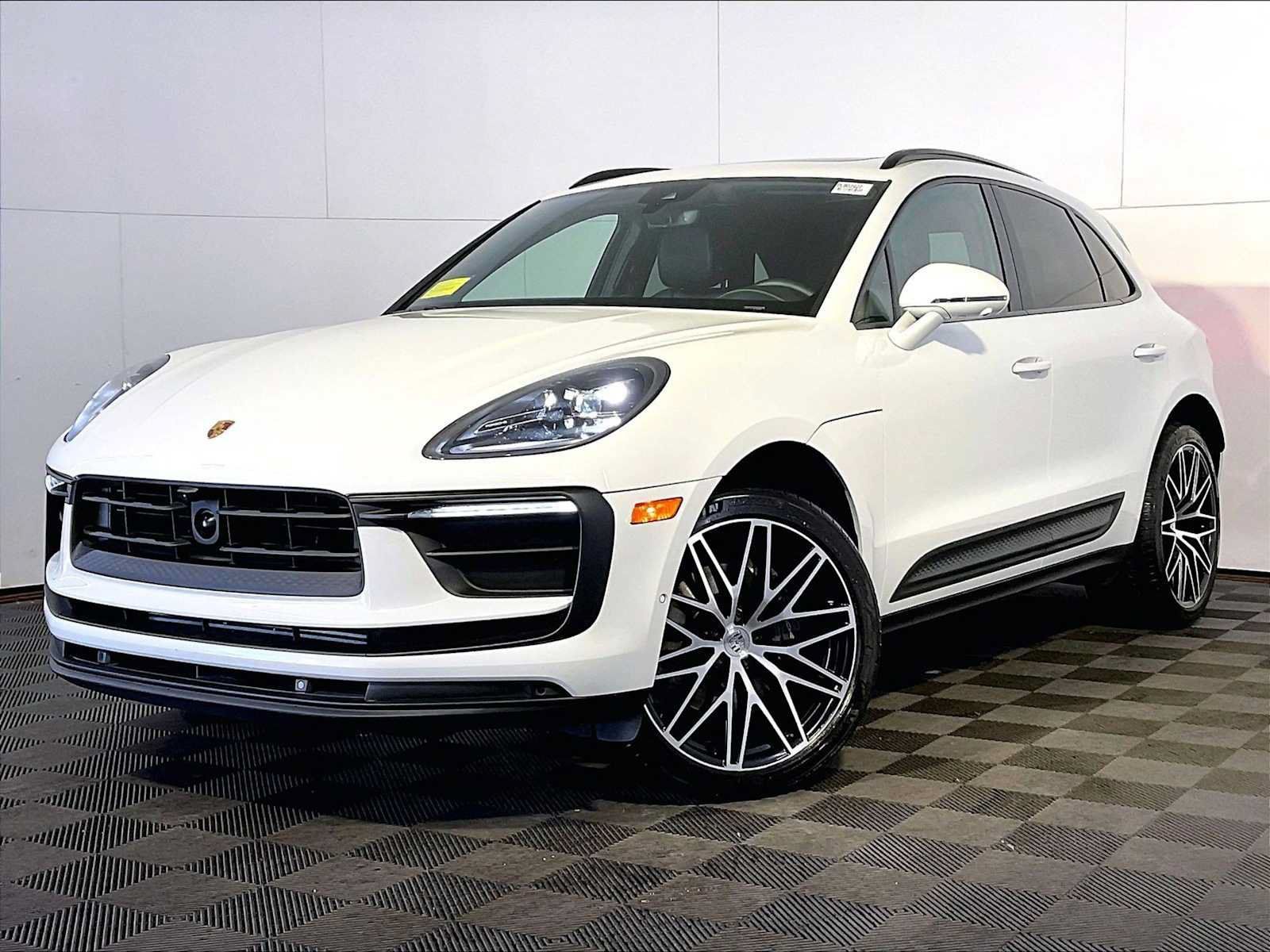 Certified 2023 Porsche Macan AWD/4WD image 1