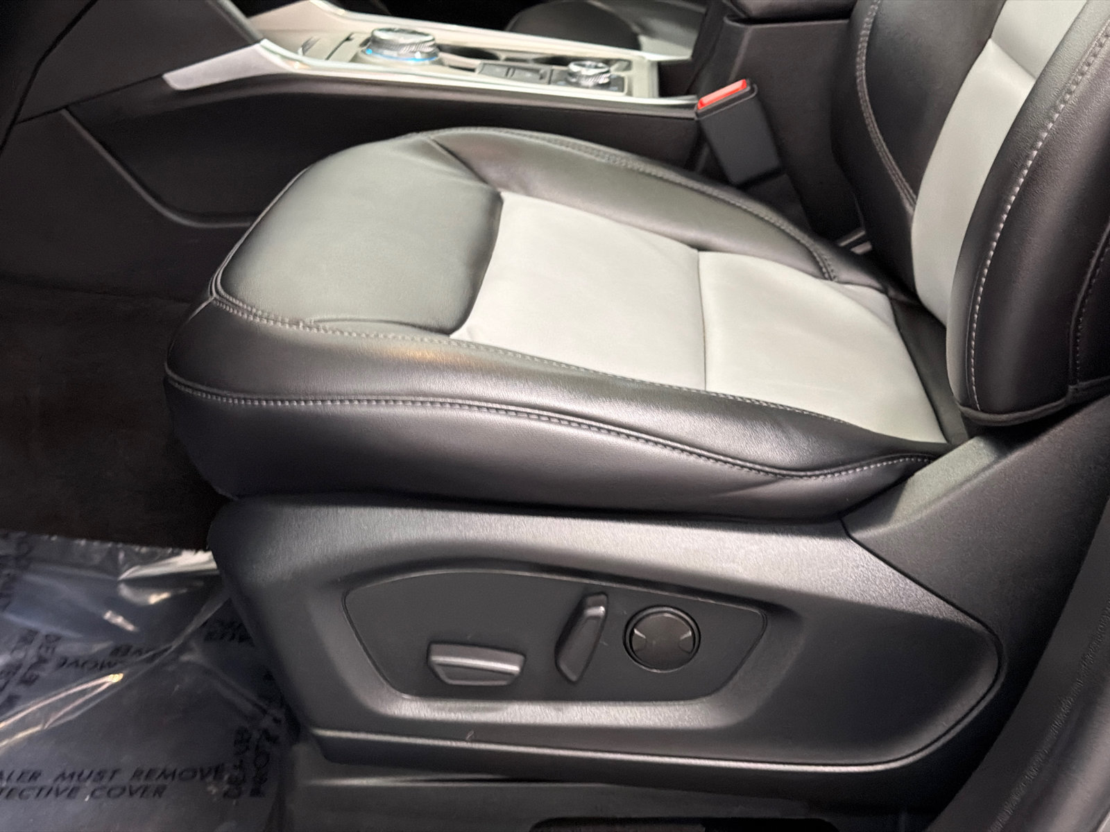 Used 2023 Ford Explorer XLT w/ Equipment Group 202A AWD/4WD image 16